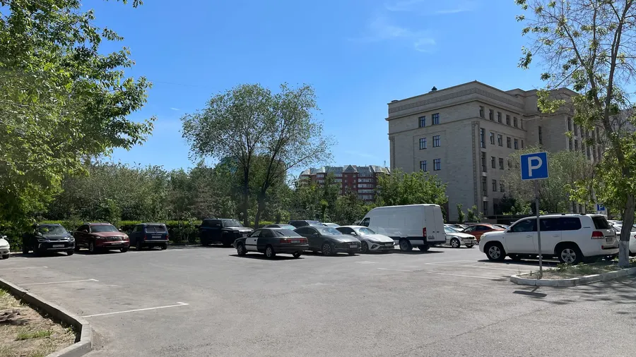 Абая 10 — парковка, фото 3